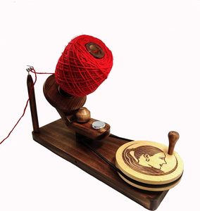 Enrouleur de boule de fil en bois fabriqué à la main pour tricoter le crochet-cadeaux de tricoteuse à main naturelle - Product Image 4