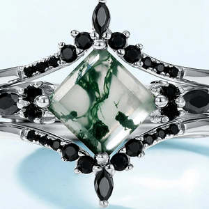 Bague de fiançailles en or blanc art déco unique sertie d'agate de mousse et de diamants noirs pour la promesse d'un anniversaire de mariage - Product Image 1