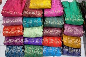 Tissu en satin brillant pour robes de mariée, rideaux et design de mode aspect luxueux avec drapé doux et fluide - Product Image 4