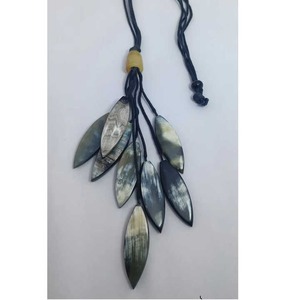 Meilleure vente collier de mode pour femmes corne de buffle naturelle polie avec ambre miel style animal n'importe quelle couleur disponible - Product Image 2