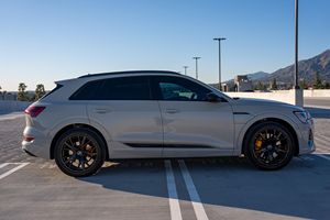 Audi e-tron Quattro/Chronos Edition 2022, Automático, 2 Asientos, Interior de Cuero, Neumáticos R20, Faros de Xenón - Product Image 3