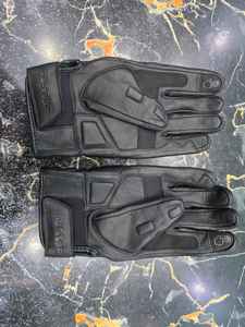 Gants de moto en cuir personnalisés avec logo et couleurs sur mesure - Gants de sport durables pour l'extérieur avec compatibilité tactile - Product Image 2