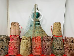 Elegancia Nupcial Atemporal: Lehenga de Terciopelo Pesado con 3 Volantes y Latkan, Bordado Completo, Sin Coser, con Detalles de Jarkan y Blusa Larga Adornada - Product Image 4