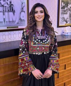 Meilleurs prix de gros sur les nouveaux arrivages Costumes afghans en soie pour femmes avec broderie à manches longues évasées et lourdes - Product Image 5