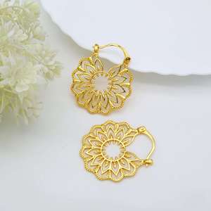 Vente en gros laiton ethnique couleur or 18 carats boucles d'oreilles de fleur festive unisexe attrayant fait à la main à la mode à la mode troisième - Product Image 3