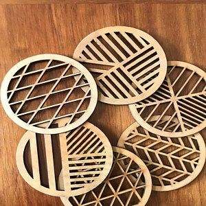 Dessous de verre en bois d'acacia avec support en métal Tapis ronds en bois et tampons avec fil de fer pour le stockage des boissons et du café - Product Image 6