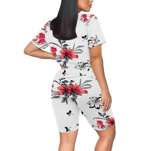 Conjunto de Dos Piezas de Algodón Ajustado para Mujer, Camiseta y Pantalones Cortos, Diseño Ligero de Ropa Urbana, Logotipo Personalizado Impreso para un Look Moderno - Product Image 3