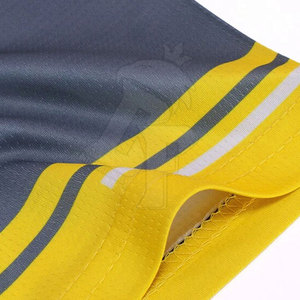 Uniforme de fútbol de sublimación de alta calidad que ofrece una sensación ligera y material duradero Ideal para sesiones de entrenamiento - Product Image 4