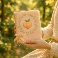 LABON Cahier brodé pêche Couverture en peluche Journal A5 mignon avec bande élastique bord dentelle et breloque pêche