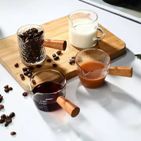 Petite tasse à lait à rayures en verre Motif vertical Tasse à mesurer pour café Motif de marteau Manche en bois massif Poignée en bois pour lait Tasse à café