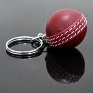 Llavero ligero con diseño de bola de cricket de cuero rojo clásico para fanáticos - Product Image 1