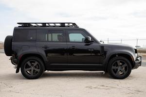 Land Rover Defender 110 V8 2024 Usado en Buenas Condiciones ~8,100 Millas, Motor Supercargado de 518 hp - Product Image 2