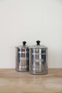 Ensemble de 2 bidons en acier inoxydable de qualité supérieure et au design moderne utilisés pour la cuisine ou la salle à manger - Product Image 2