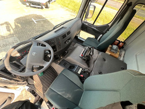Camión de Carga Usado VOLVO FE 320 2022 con Grúa 4x2 Automático Diésel Euro 5 para Construcción y Transporte - Product Image 5