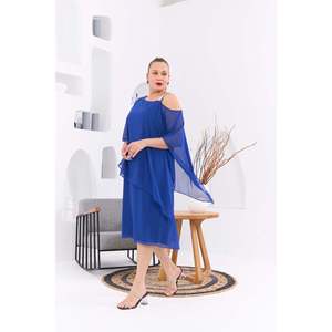 Robe midi en mousseline de soie bleu safran pour femmes grandes tailles RMG avec imprimé sur l'épaule, élégante tenue de vacances d'été - Product Image 4