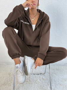 Lettre surdimensionnée personnalisée graphique goutte épaule cordon fermeture éclair à capuche et pantalon de survêtement avec technique d'appliques - Product Image 3