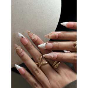 Ensemble d'outils de maquillage et de soins des ongles Ivory Bloom Luxe - Product Image 3