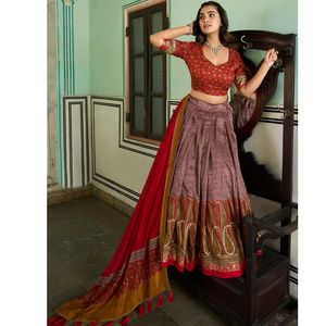 Top qualité Tussar soie traditionnelle indienne Lehenga Choli ensemble avec Kashmiri et feuille impression Blouse disponible à des prix compétitifs - Product Image 5