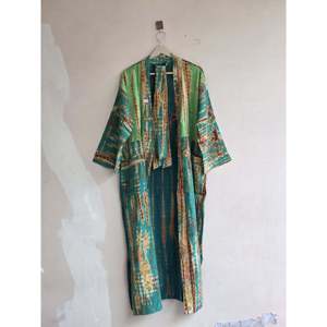 Kimono ligero hecho a mano con efecto tie-dye estilo bohemio Crepe Sari para mujer, ideal como pareo de baño. - Product Image 2