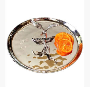 Plateau décoratif de Noël en aluminium moulé Forme unique avec poignée Fournitures de cuisine polies dorées et brillantes d'Inde - Product Image 3