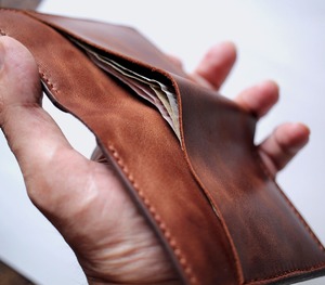 Cartera de Cuero Vacuno Premium Hecha a Mano con Cierre de Solapa, Impermeable y de Gran Capacidad - Diseño de Moda Unisex - Product Image 3