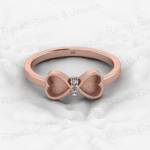 Anillo Coquette con Lazo de Plata de Ley 925 Bañado en Oro de 14k, Montura Semicerrada de 4mm con Corazón y Zirconia, Joyería Ravab Gems Jewels - Product Image 6