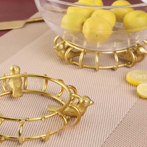 Salvamanteles decorativos redondos Bulbul 3 lindos pájaros fundidos que sostienen sus macetas acabado dorado metálico - Product Image 3