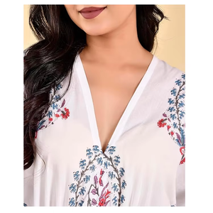 Robe longue élégante en coton blanc avec motifs floraux imprimés à la main Silhouette fluide Taille libre de l'Inde Commande en gros - Product Image 3