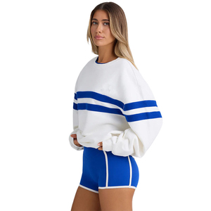 Ensemble deux pièces sportif pour femme : sweat-shirt oversize et mini-short élastique à rayures contrastées avec logo personnalisé - Product Image 1
