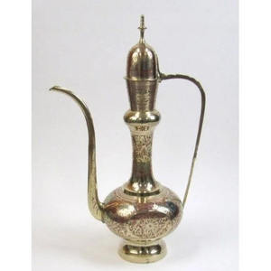 Aftaba Surahi arabe en métal et laiton de style vintage avec une belle gravure en or - Product Image 1