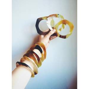 CUERNO Puños, brazaletes y pulseras de cuerno de búfalo natural hechos de cuerno de búfalo real, disponibles en una variedad de tamaños - Product Image 5