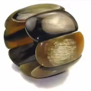 Bracelet jonc en corne de buffle blanc moderne fait à la main et écologique avec un motif d'amour par Saniya Handicraft pour cadeau de mariage - Product Image 1