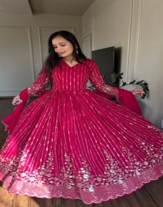 2024 robe d'été décontractée pour femmes avec broderie de séquence lourde de 3mm solide tissé col en v lavable Festival longue robe - Product Image 1