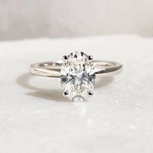 Anillo de compromiso solitario CZ blanco de corte ovalado de 10x8mm en plata chapada en oro | Joyería nupcial clásica para boda - Product Image 1