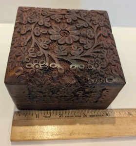 กล่องไม้แบบดั้งเดิมที่มีงานฝีมือที่เป็นเอกลักษณ์เหมาะสำหรับการจัดเก็บของมีค่าของขวัญและเพื่อการตกแต่ง - Product Image 3