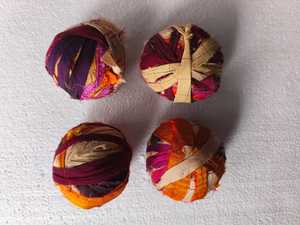 ลูกริบบิ้นผ้าไหมส่าหรีรีไซเคิลเส้นด้ายที่ทำด้วยมือจากอินเดียริบบิ้นทำด้วยมือหรูหราเหมาะสำหรับความยั่งยืน - Product Image 4