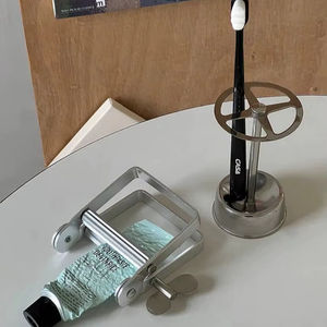 Porte-brosse à dents en métal de style moderne améliorant la fonctionnalité et l'esthétique de la salle de bain - Product Image 1