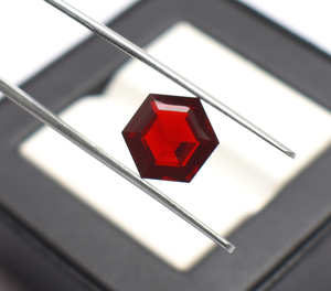 Grenat rouge hexagone pierre précieuse à facettes 6 mm à 20 mm calibré pierres précieuses en vrac Machine coupe grenat rouge grenat pierres précieuses pour bijoux - Product Image 6