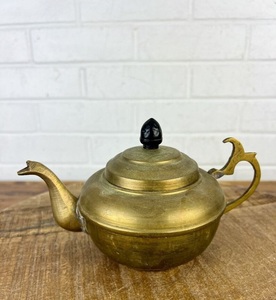 Théière et bouilloire en laiton au look antique de première qualité, idéales pour les accents de cuisine de luxe et les amateurs de décoration patrimoniale - Product Image 1