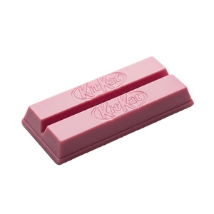 Barras de KitKat rosa con sabor a fresa a granel al por mayor para tiendas de dulces de regalos corporativos y planificación de eventos - Product Image 1