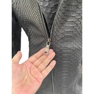 Người Đàn Ông Cao Cấp Của Màu Đen <span class=keywords><strong>Python</strong></span> Da Nổi Áo Khoác V Cổ Da Rắn Chính Hãng Với Mô Hình Động Vật Mùa Đông OEM/ODM Cung Cấp Mới Biker - Product Image 6