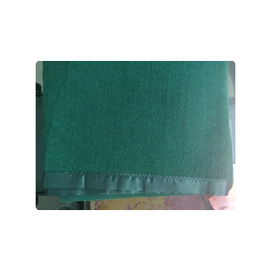 Couverture en laine mélangée de qualité hospitalière, douce et chaude, de couleur verte, pour cliniques et centres de soins, vente en gros - Product Image 1