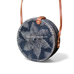 Bolso de Ratán Tejido a Mano con Fibra Natural y Textura Orgánica Suave para Uso Diario y Estilo Veraniego Relajado - Product Image 1