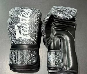 Gants de boxe Fairtex haut de gamme à succès, personnalisés, professionnels, d'entraînement, légers, antidérapants, en cuir de vache véritable - Product Image 1