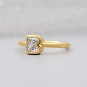 Anillo de Compromiso con Diamante Cultivado en Laboratorio y Colgante con la Letra 'B', Producto Elegante y Personalizable - Product Image 3