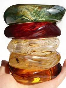 Bracelets en résine design pour femmes, finition élégante, accessoire léger pour une utilisation festive et décontractée - Product Image 2