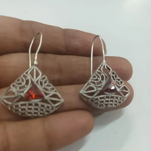 Pendientes de aro colgantes de piedra roja para mujer, joyería de latón de moda para cena de boda y ocasiones festivas - Product Image 1