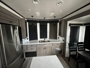 Meilleure vente : Confortable et neuf, Forest River Cedar Creek Cottage 40CFK2 2022 à vendre - Product Image 4