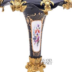 โต๊ะข้างทรงกลมพอร์ซเลนสีน้ำเงินหรูหรา พร้อมลวดลายดอกไม้เพ้นท์มือและตกแต่งด้วยทองเหลืองประดับอย่างงดงามสำหรับตกแต่งพระราชวัง - Product Image 3