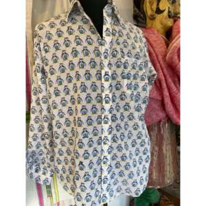 เสื้อเชิ้ตผู้ชายลำลอง ผ้าฝ้าย 100% พิมพ์ลายด้วยมือ 'HAPPY FEET' ผ้าป๊อปลิน ระบายอากาศได้ดี คอจีน ติดกระดุม - Product Image 1